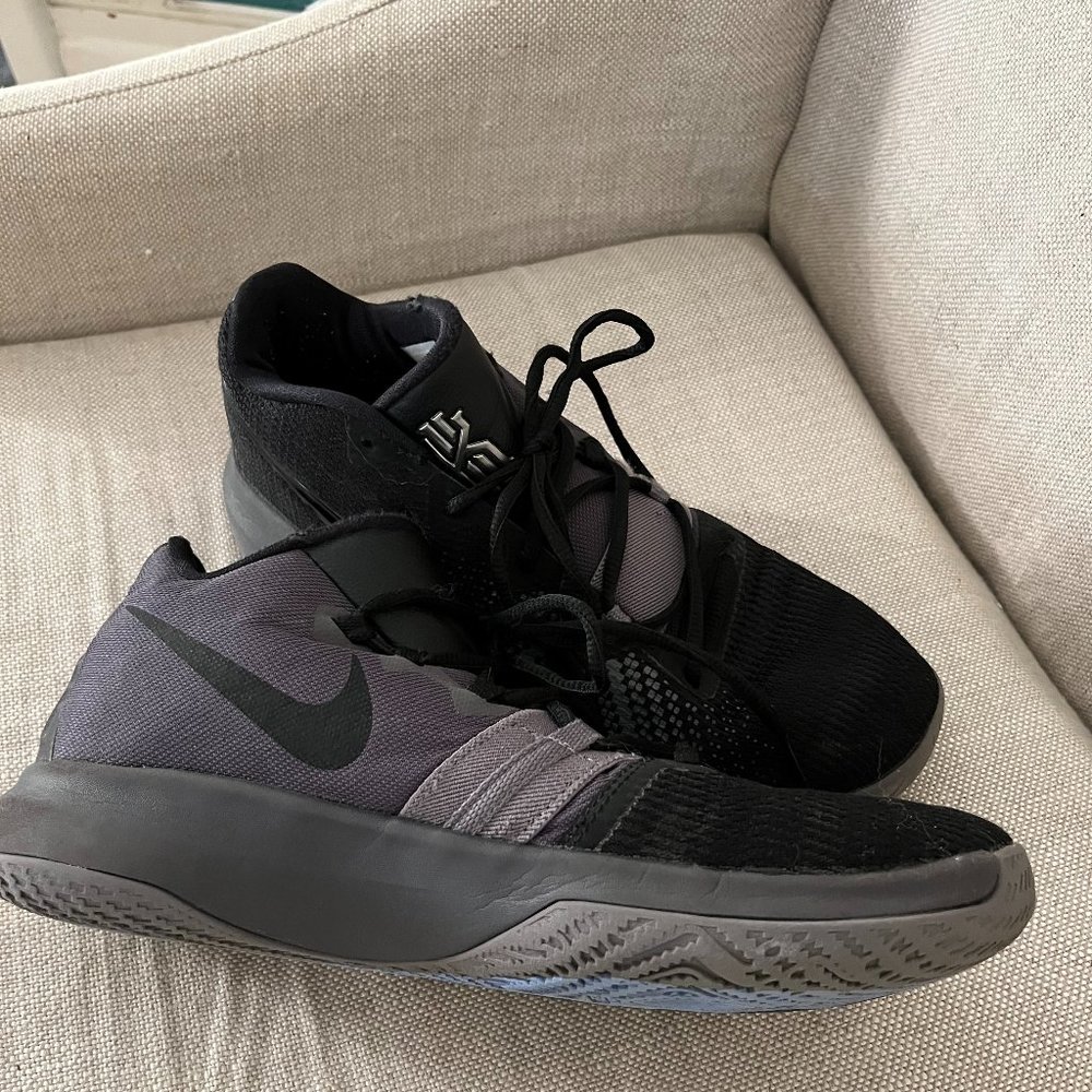 Nike Kyrie Flytrap Black Gunsmoke Basketball sneakers men's size 9